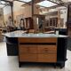 Ancien comptoir vitrine d’angle de maroquinier
