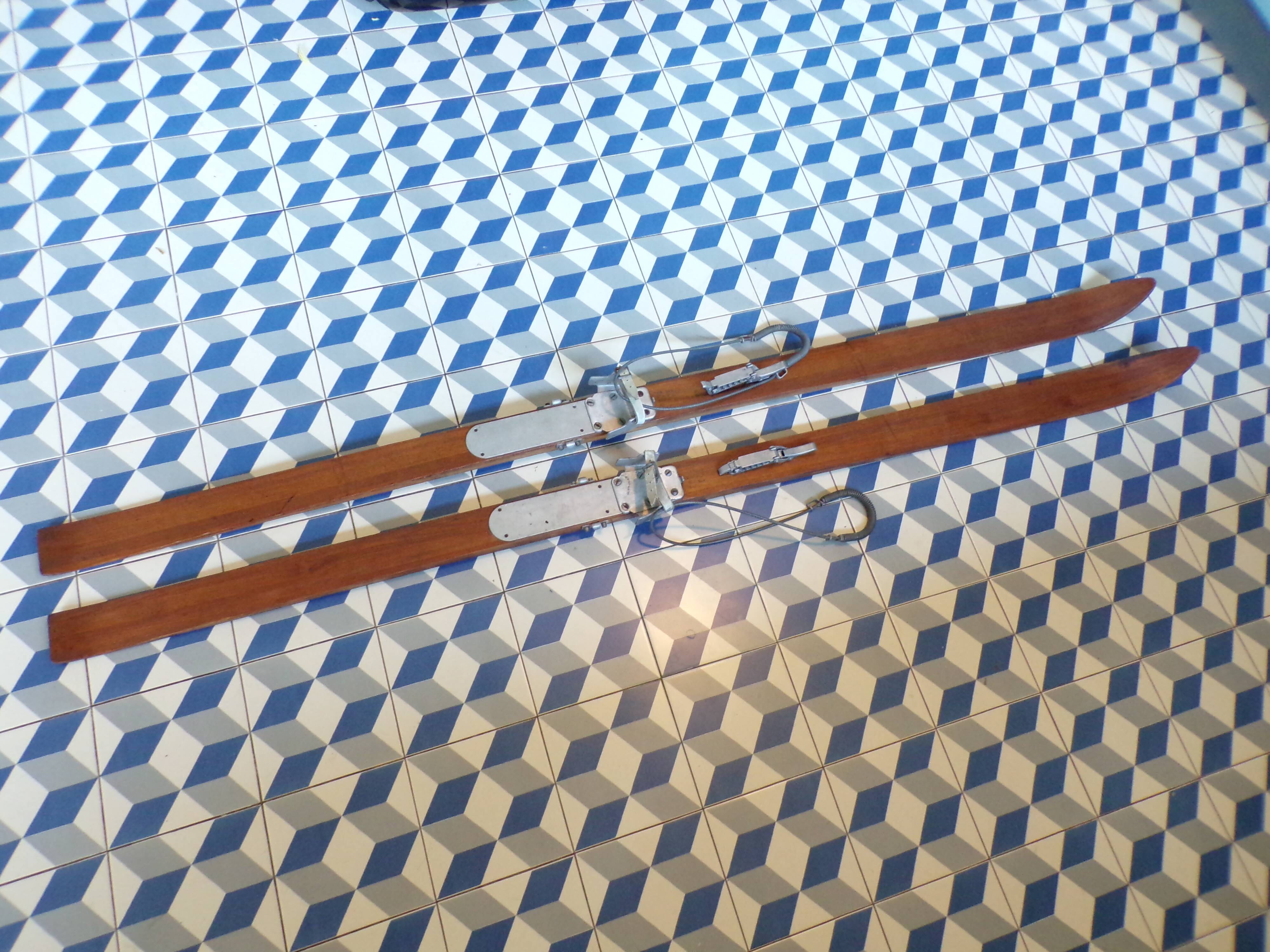 Paire de skis vintage en bois