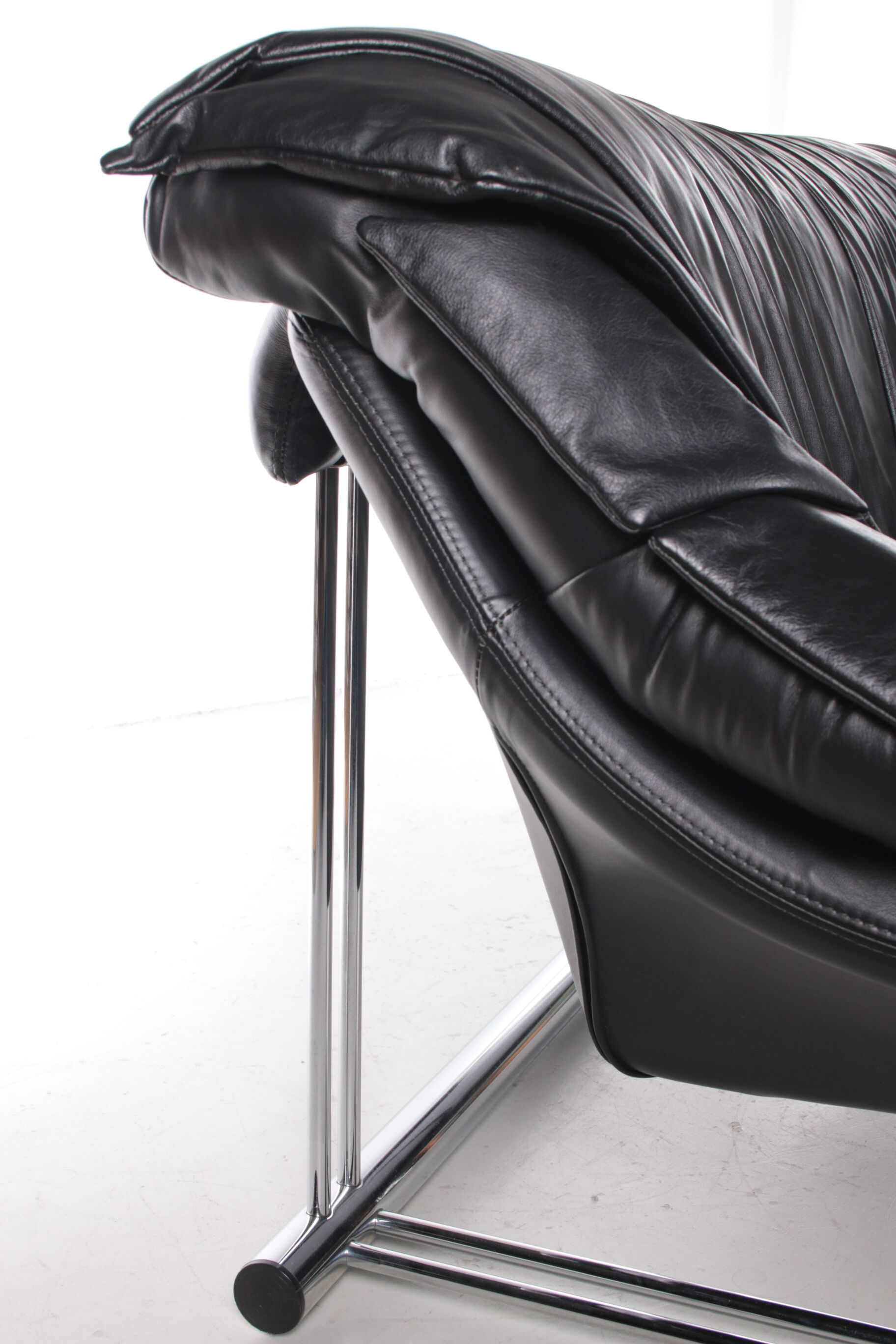 Italian Black leather Postmodern 2 seater sofa, 1970s