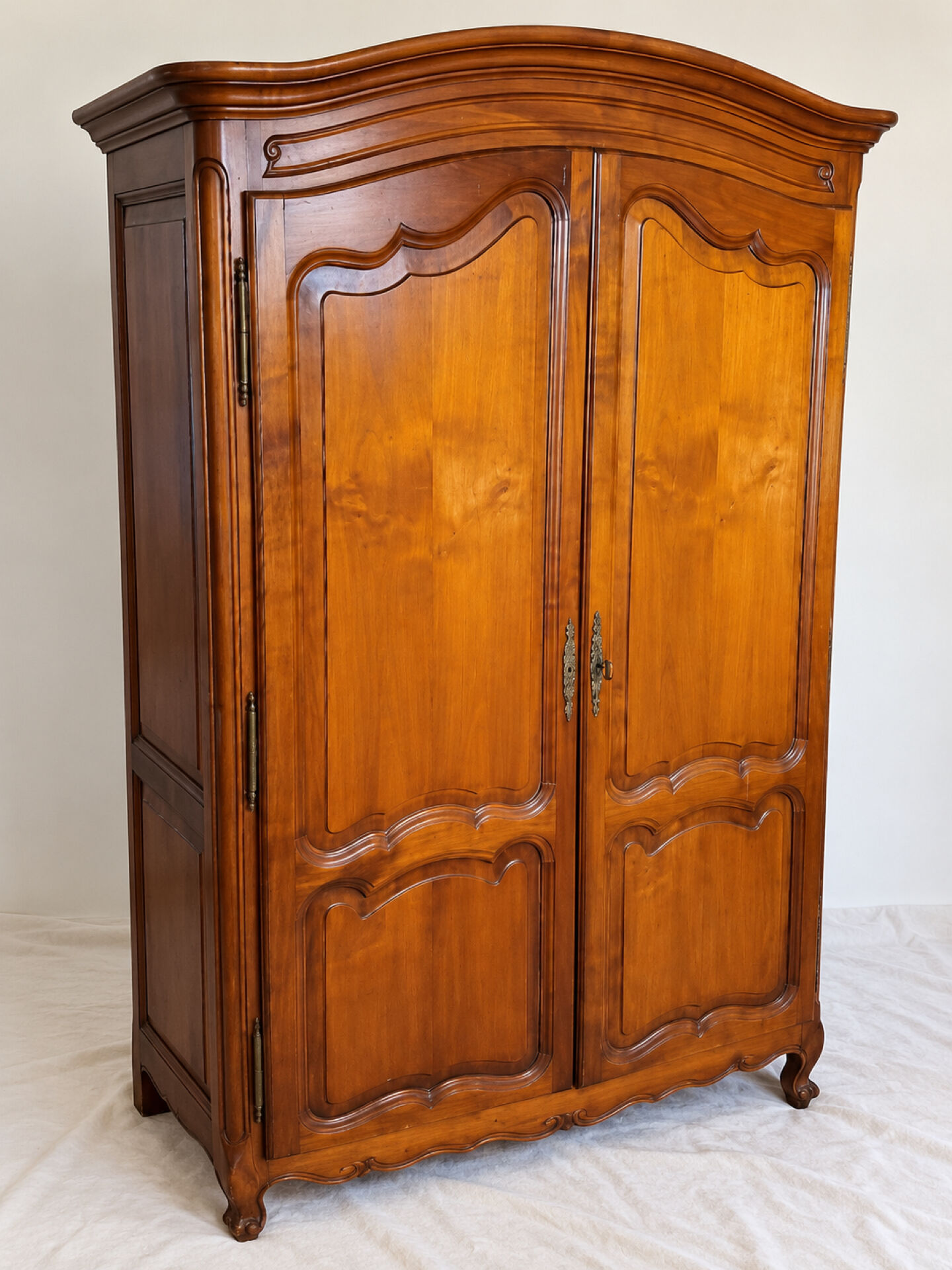 Linen cupboard in cherry wood in Louis XV style with two doors.