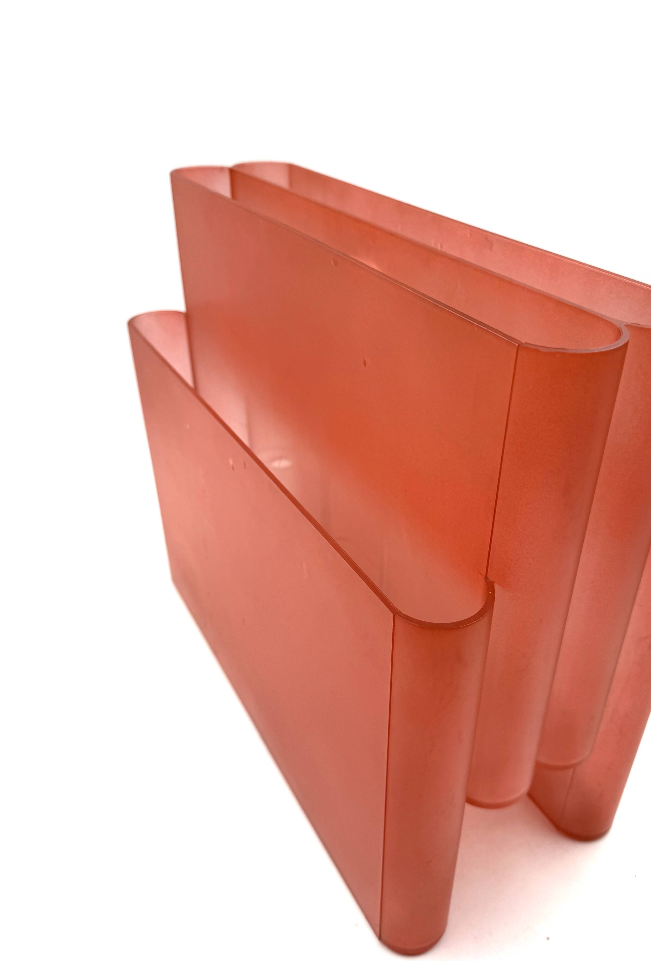 Space age pink plastic magazine rack, Giotto Stoppino, Kartell 1970s