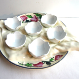 Plat à oeufs ou oeufrier en barbotine trompe l'oeil signé GD Paris Déposé