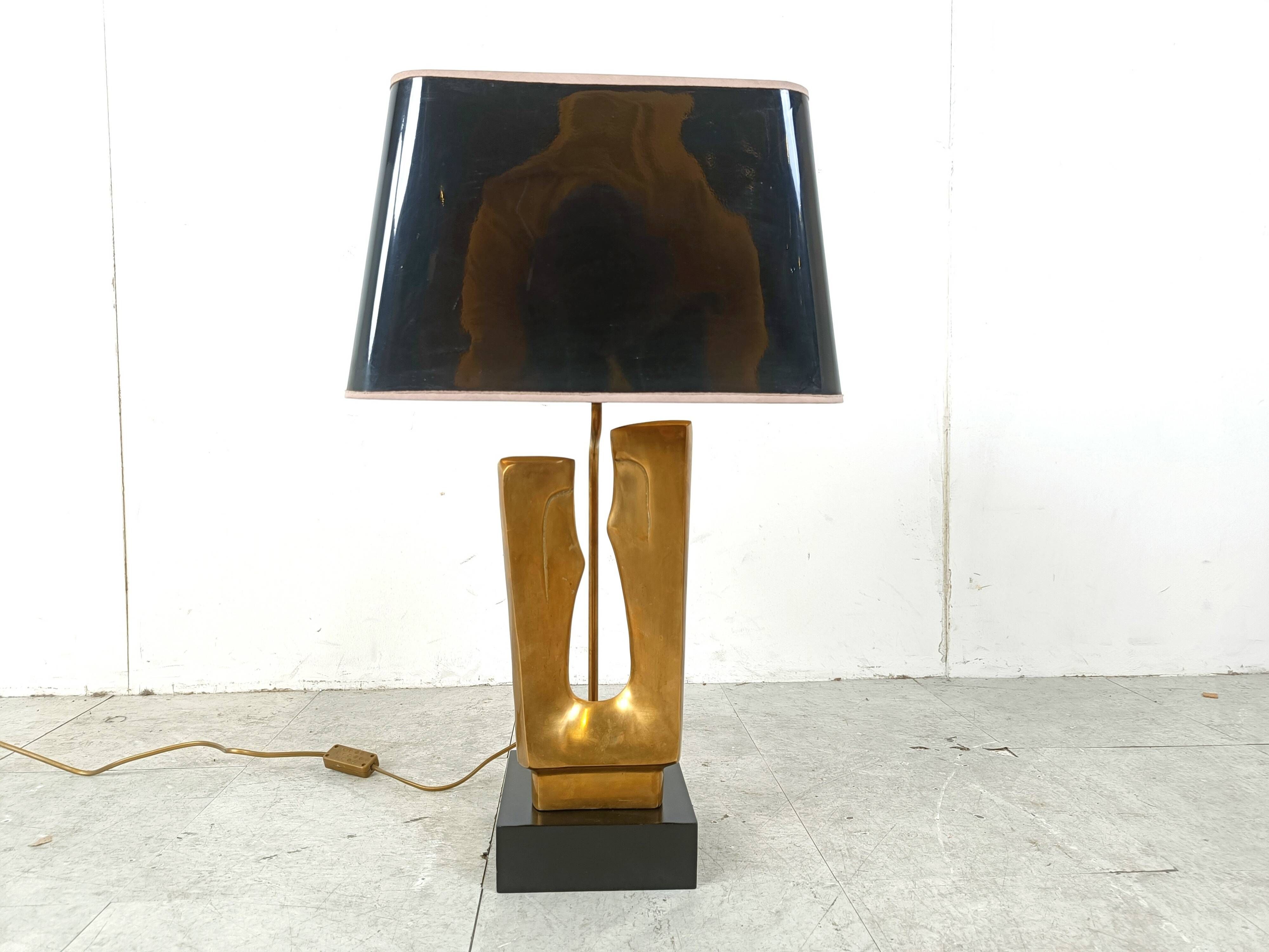 Lampe de table en laiton en forme de feuille des années 1970.