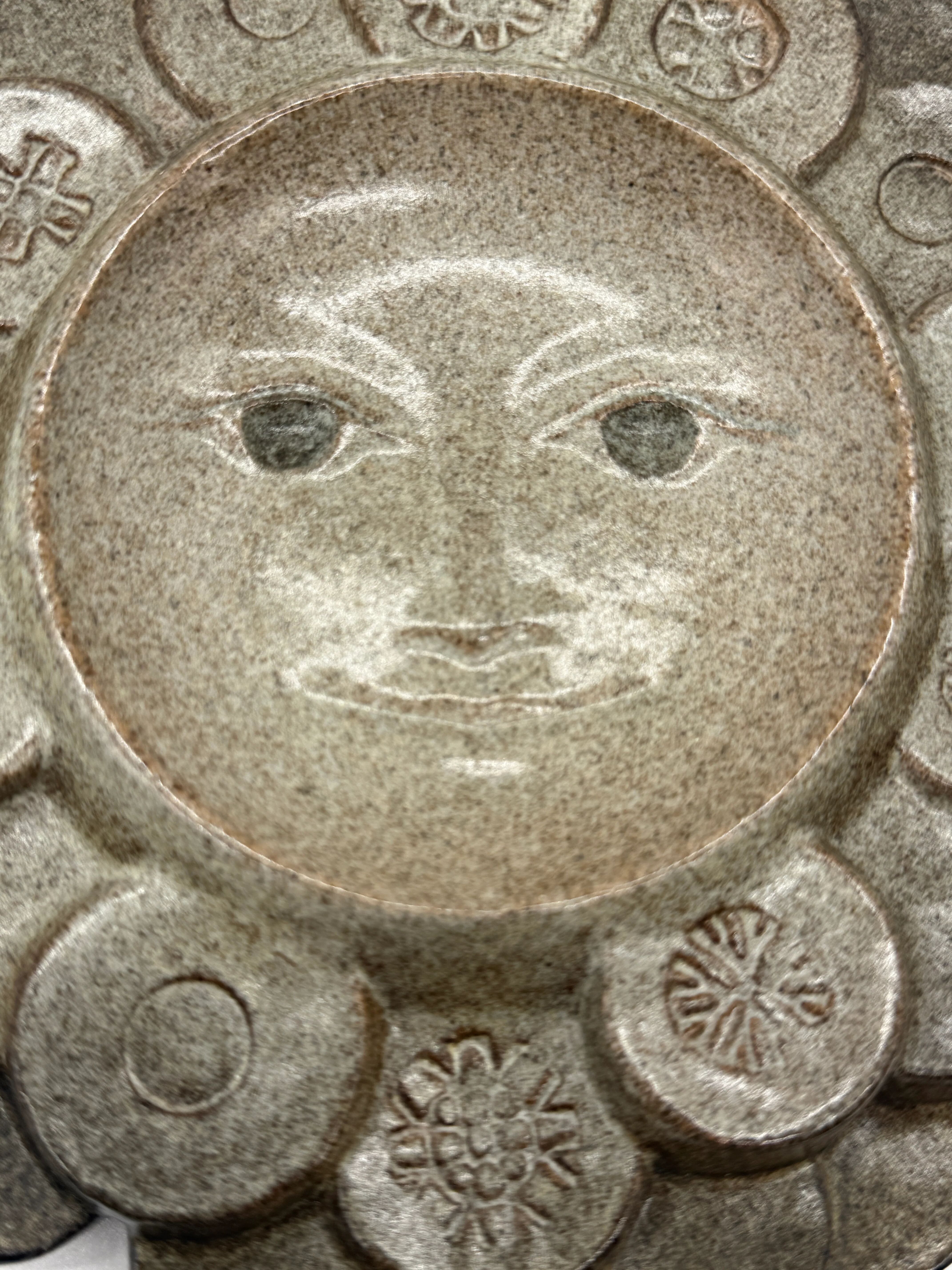 Céramique murale « visage solaire » — signée, circa 1970