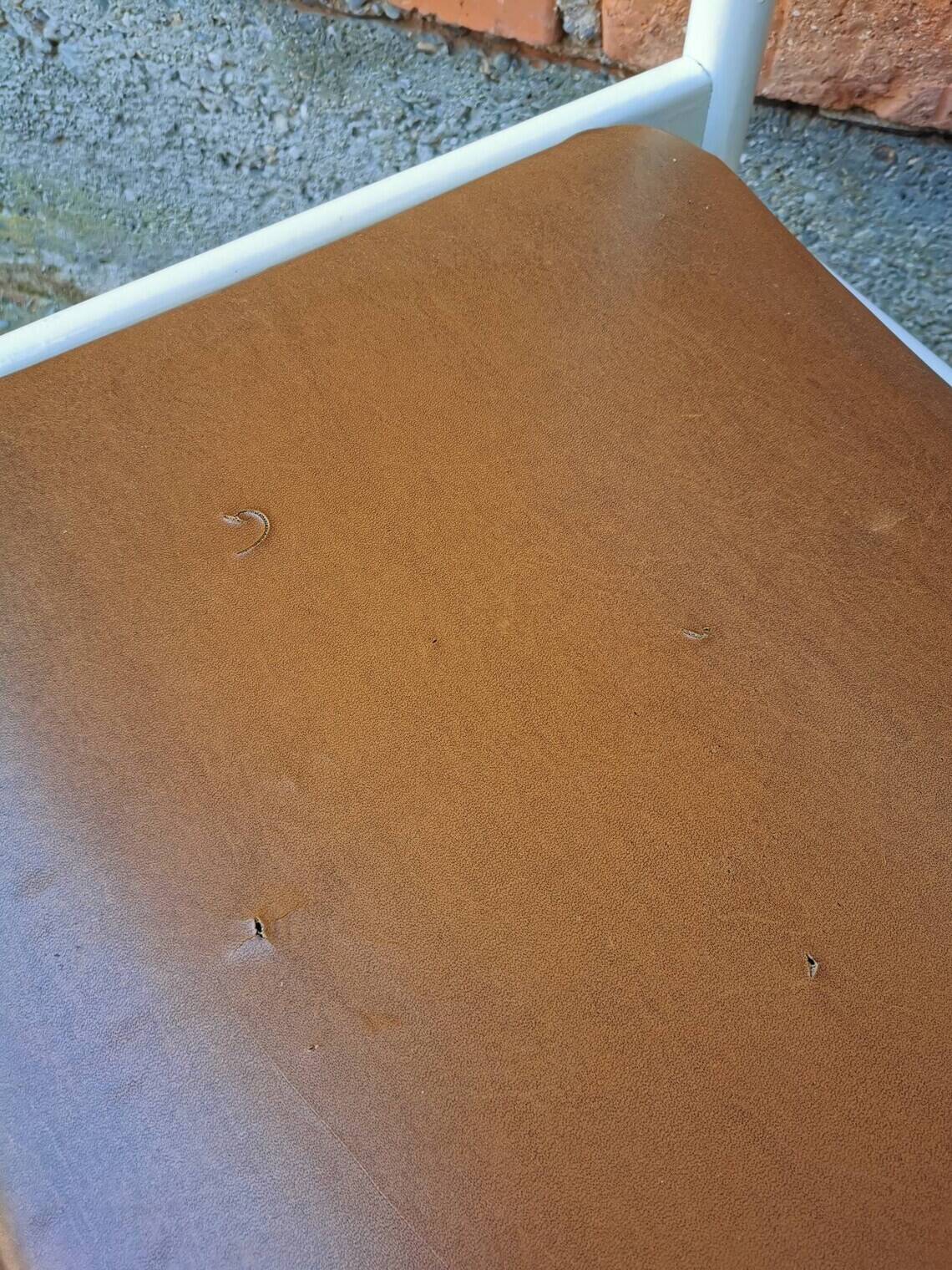 Chaise de salle à manger vintage stol kamnik : bois de hêtre blanc, assise en cuir marron