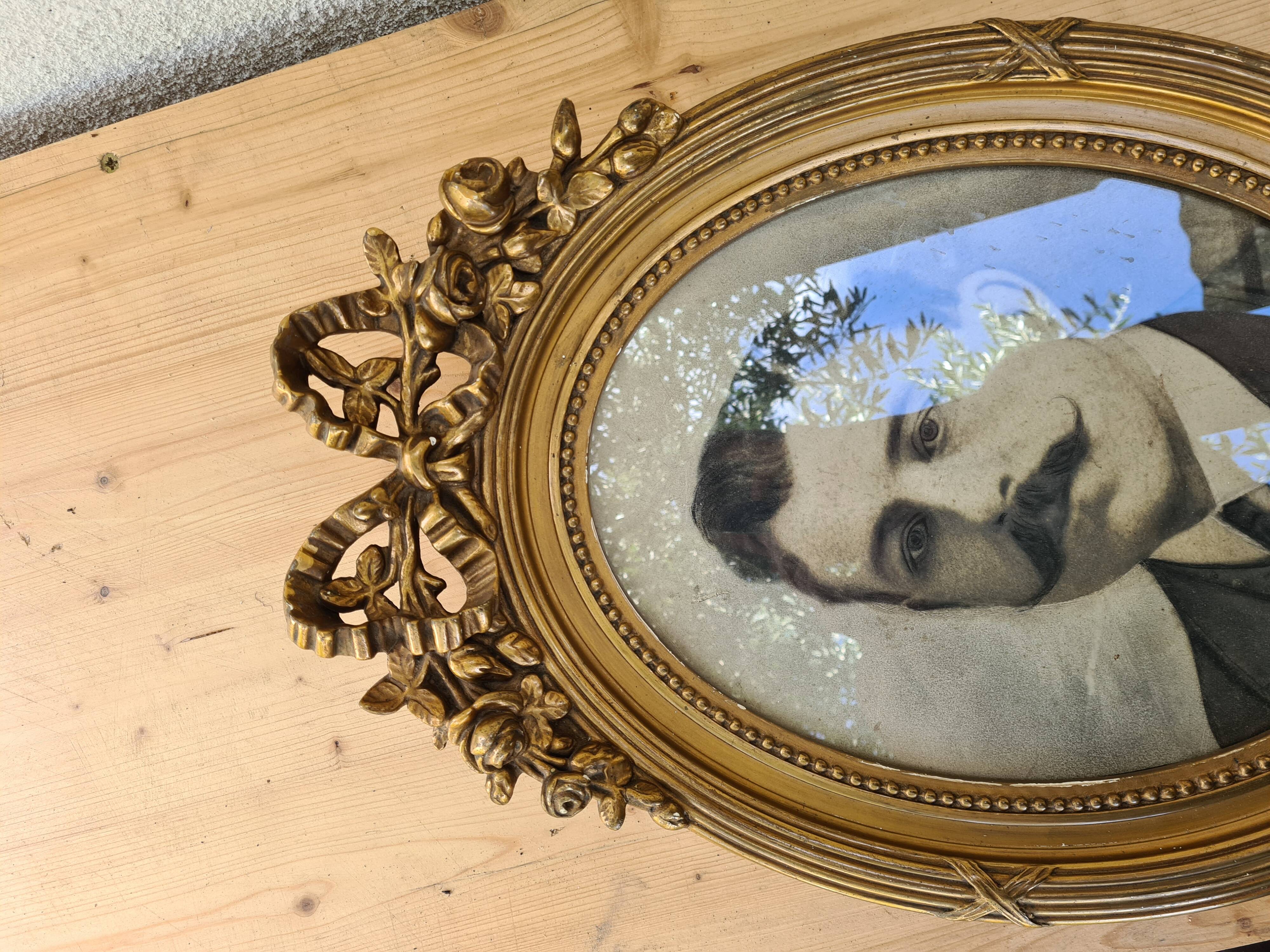 Antique medallion frame in gilded stucco with its period portrait.