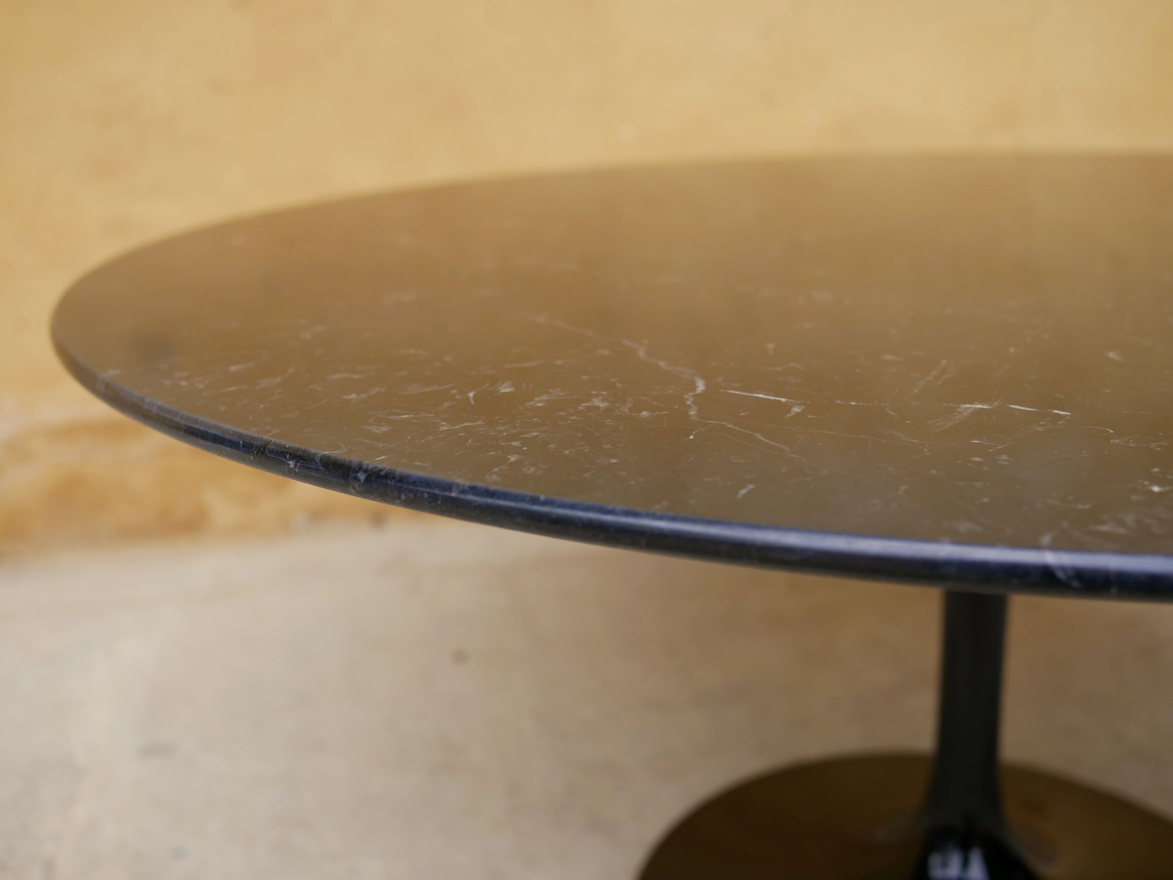 Table basse tulipe vintage en marbre noir