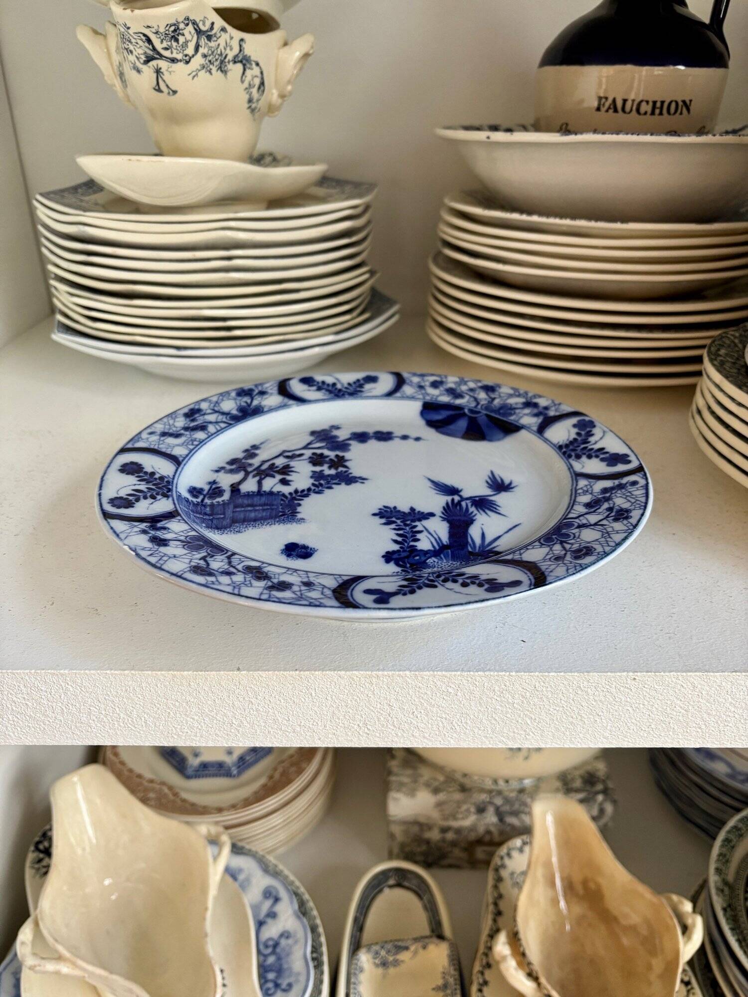 Assiette à gâteau Creil et Montereau en faïence bleue, service "Japon" vers 1895