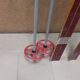 Paire de skis vintage en bois 199 cm couleur Bordeaux avec batons