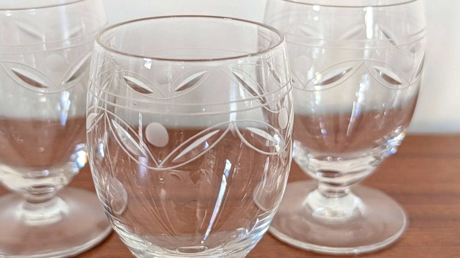 Set of 7 engraved crystal glasses