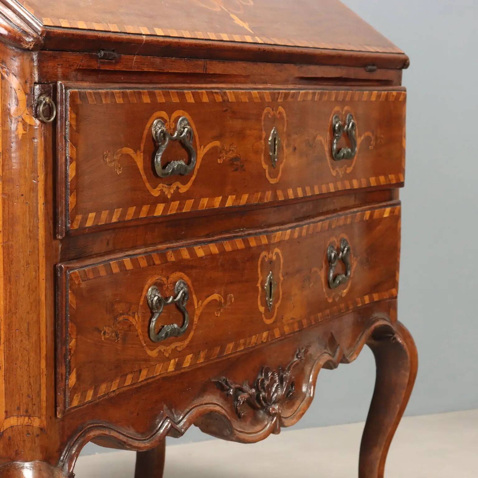 Antique baroque secretary cabinet with a drop-down front in walnut and maple, Italy, 18th century.