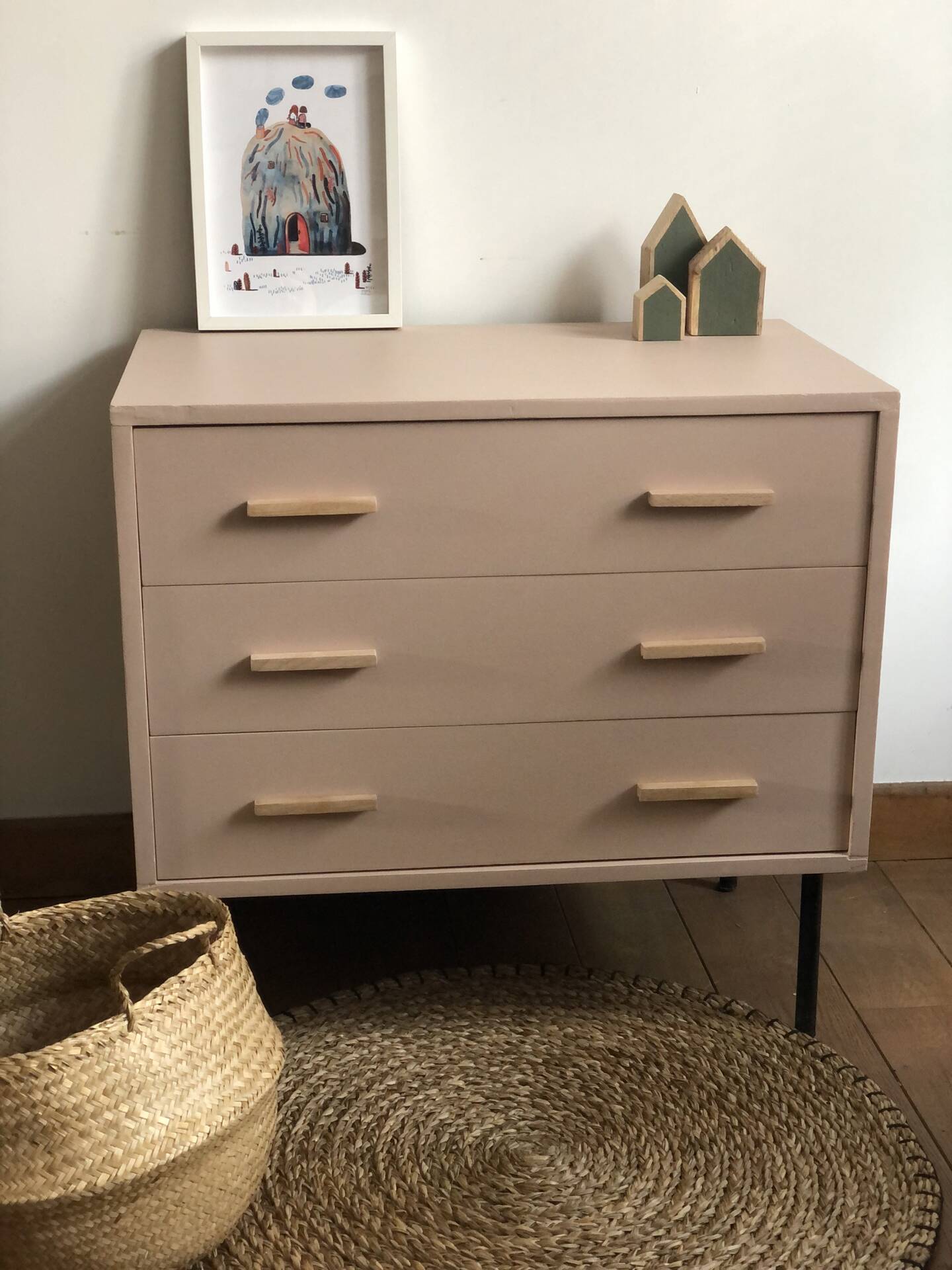 Commode rose rénovée