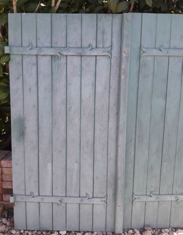 Paire de volets en bois pentures en fer