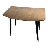 Petite table d'appoint vintage des années 50, avec des pieds noirs effilés et des embouts en laiton.