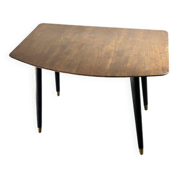 Petite table d'appoint vintage des années 50, avec des pieds noirs effilés et des embouts en laiton.