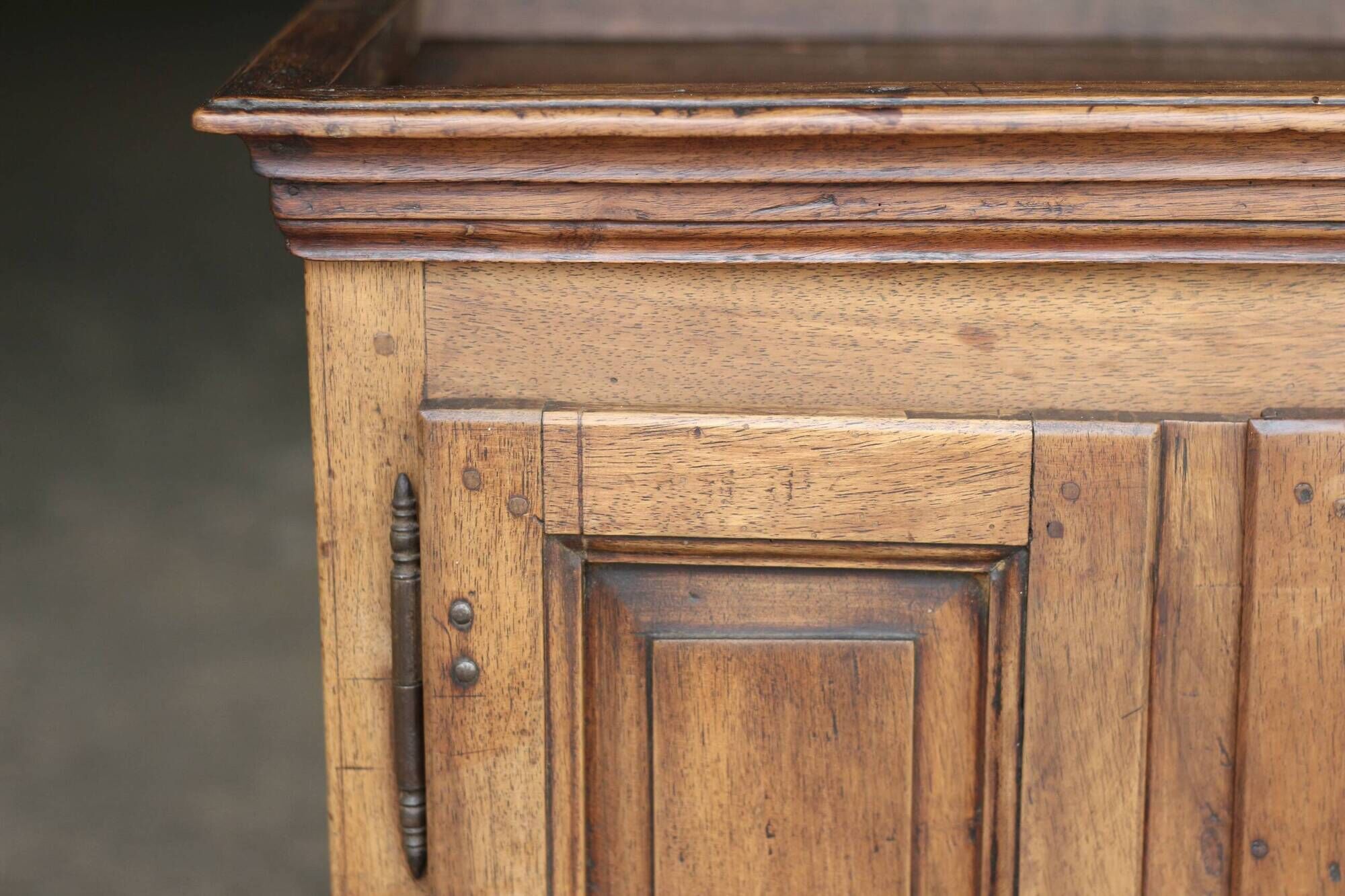 Rare: walnut display cabinet (circa 1900). Very beautiful patina.