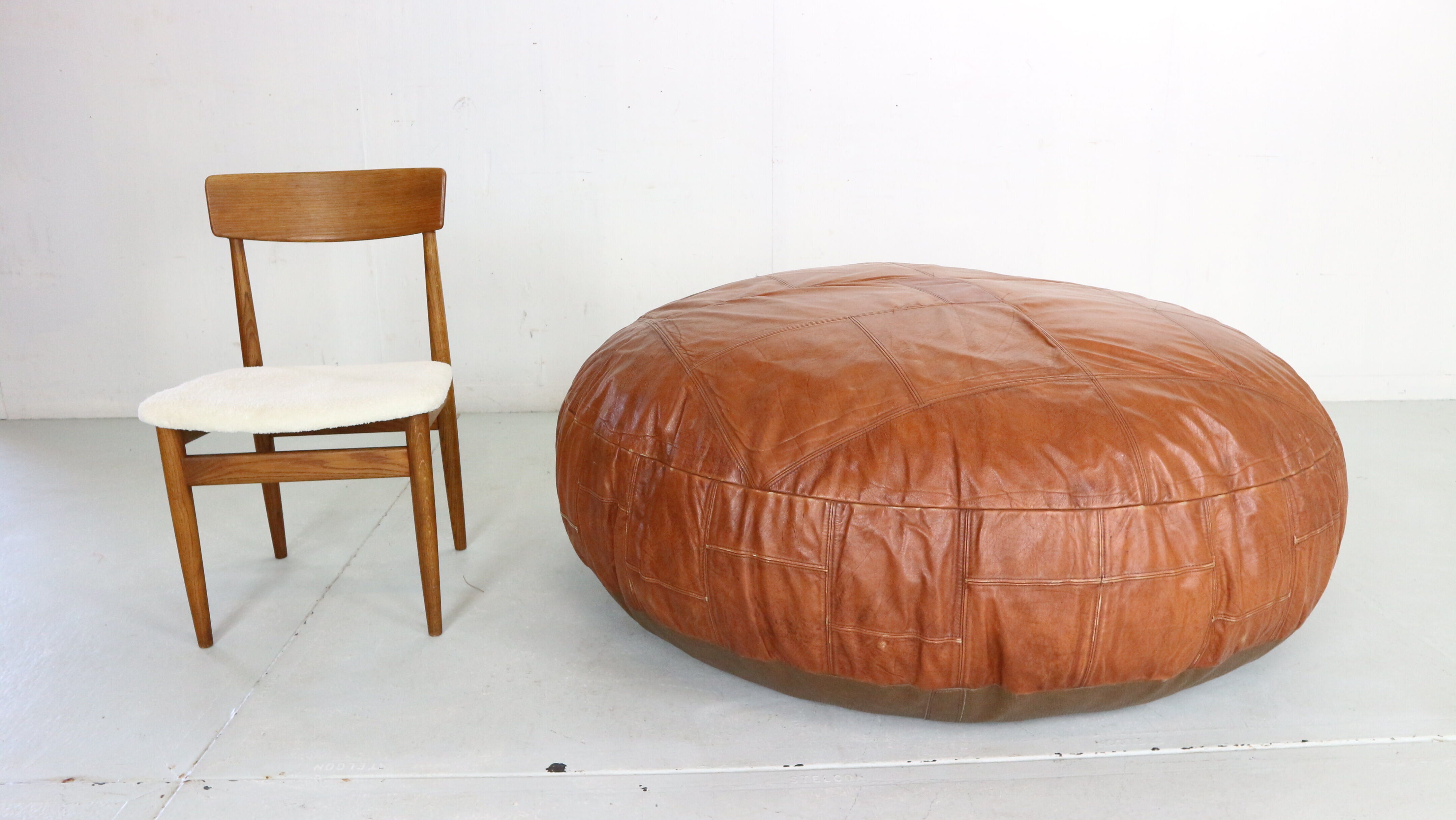 Pouf en cuir de couleur cognac 1960