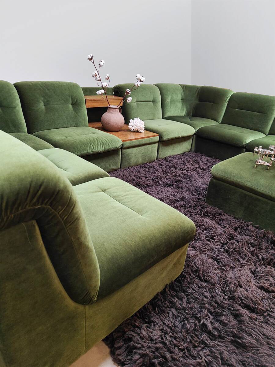 Canapé vintage modulable en velours "Green Spirit"