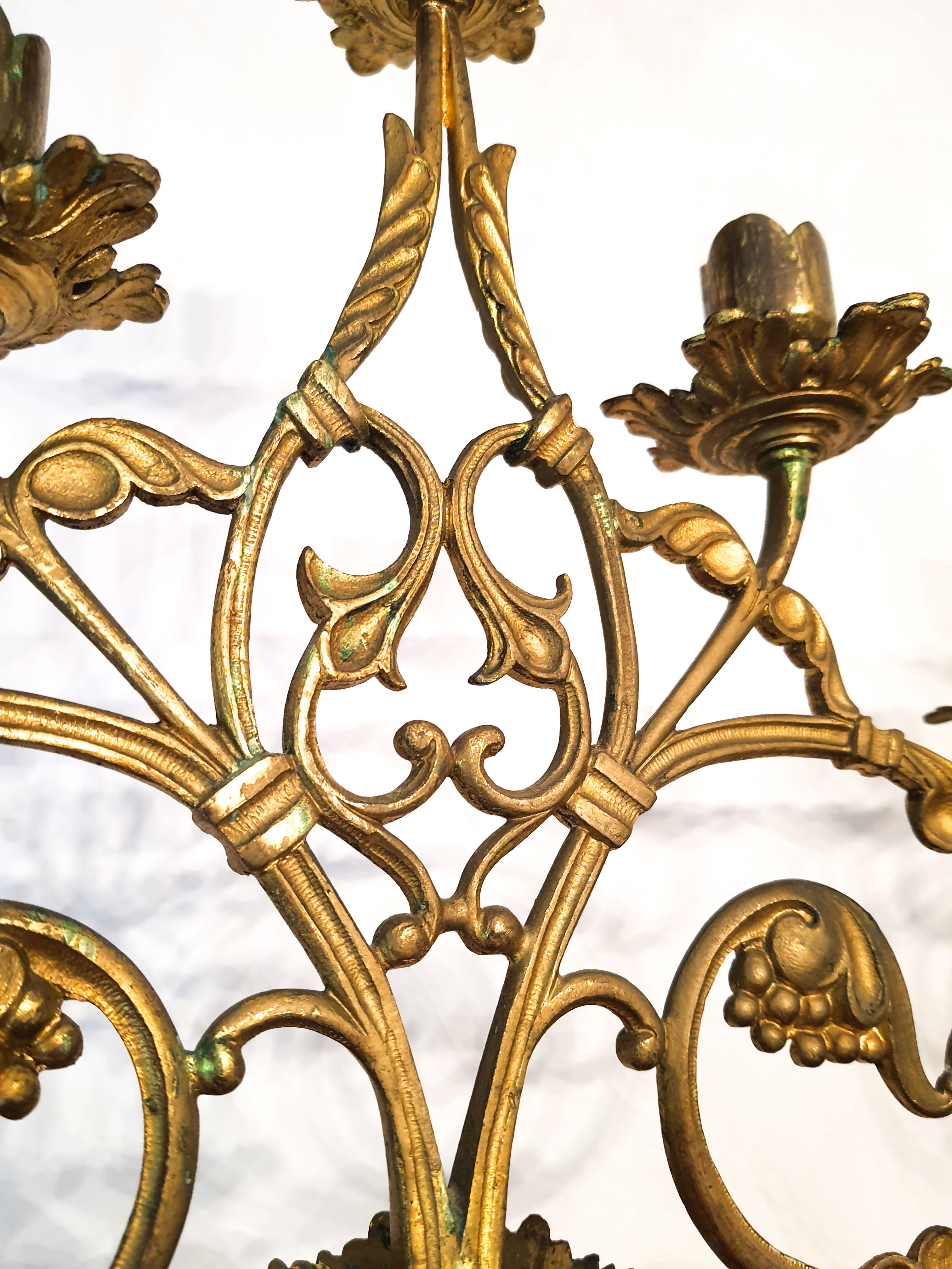 Pair of candlesticks Rocaille in gilded bronze