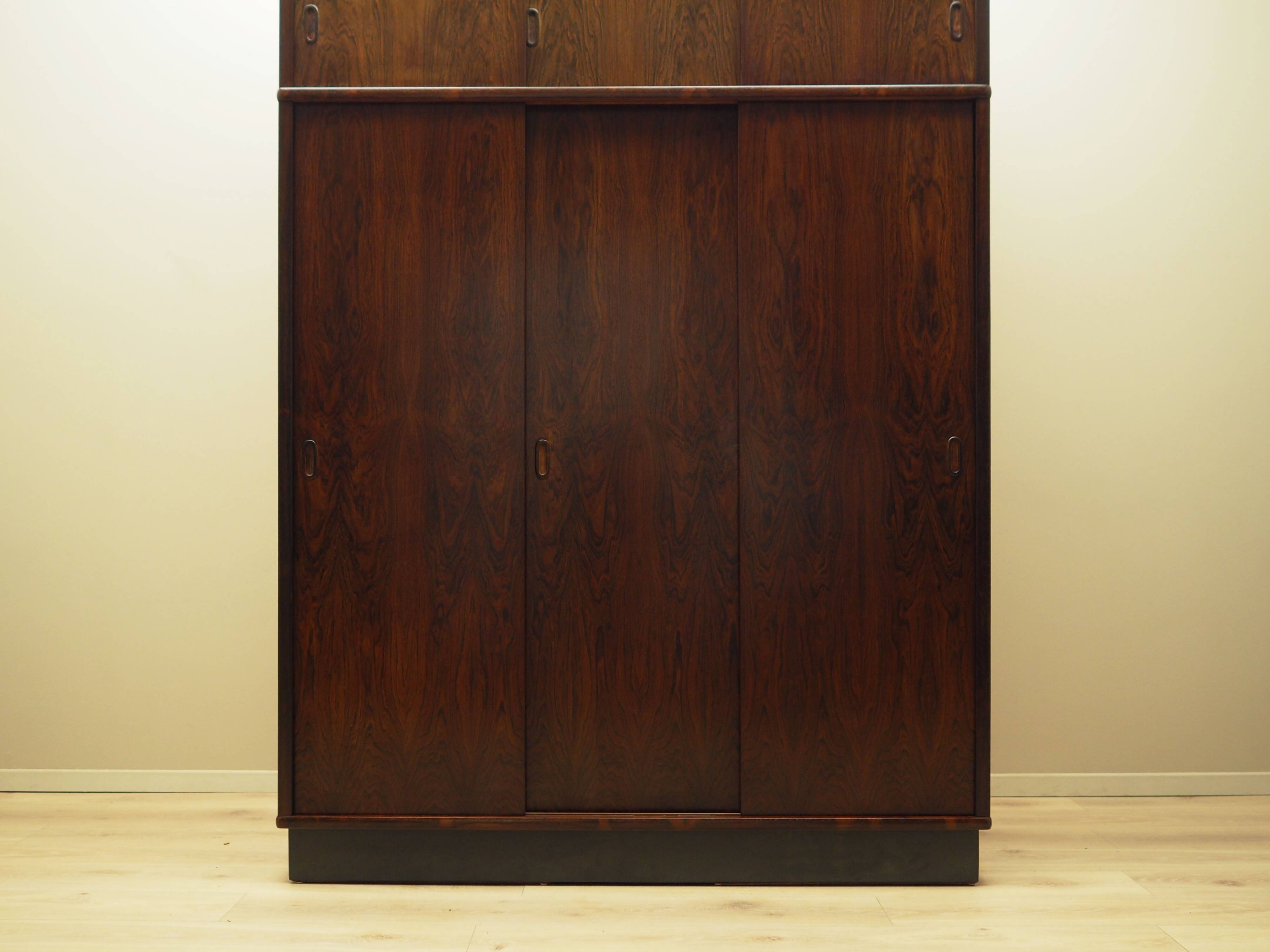 Armoire en palissandre, design danois, années 1970, production : Danemark
