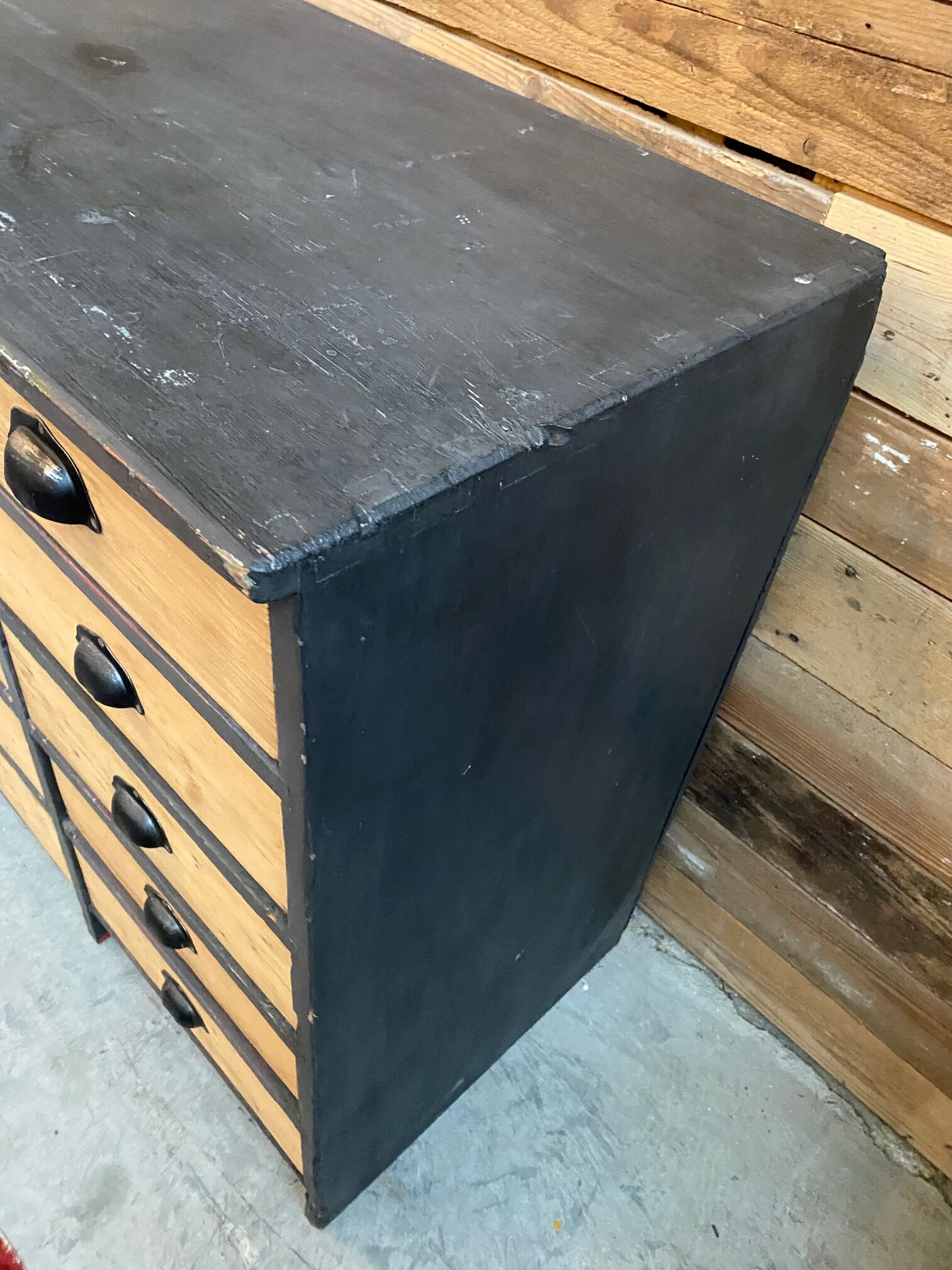 Trade cabinet with drawers