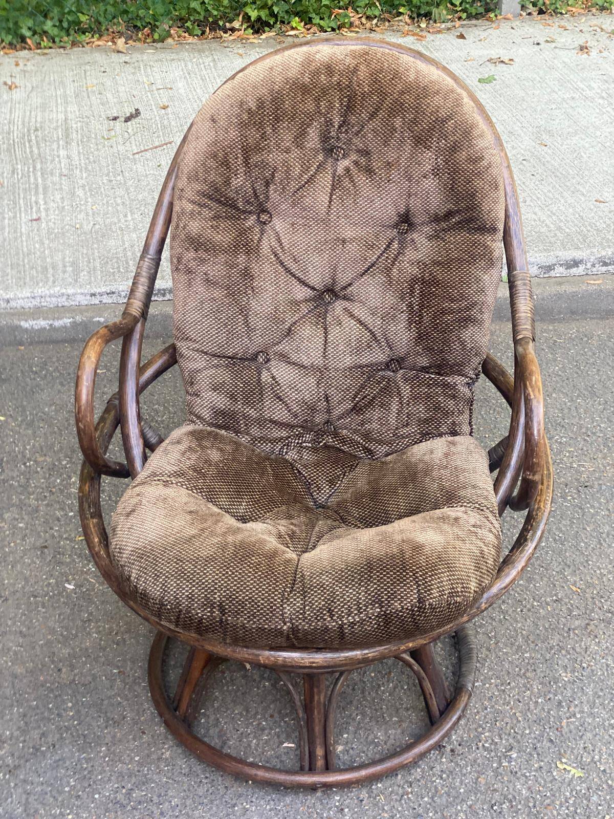 Fauteuil pivotant en rotin et coussin velours marron années 70