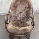 Fauteuil pivotant en rotin et coussin velours marron années 70