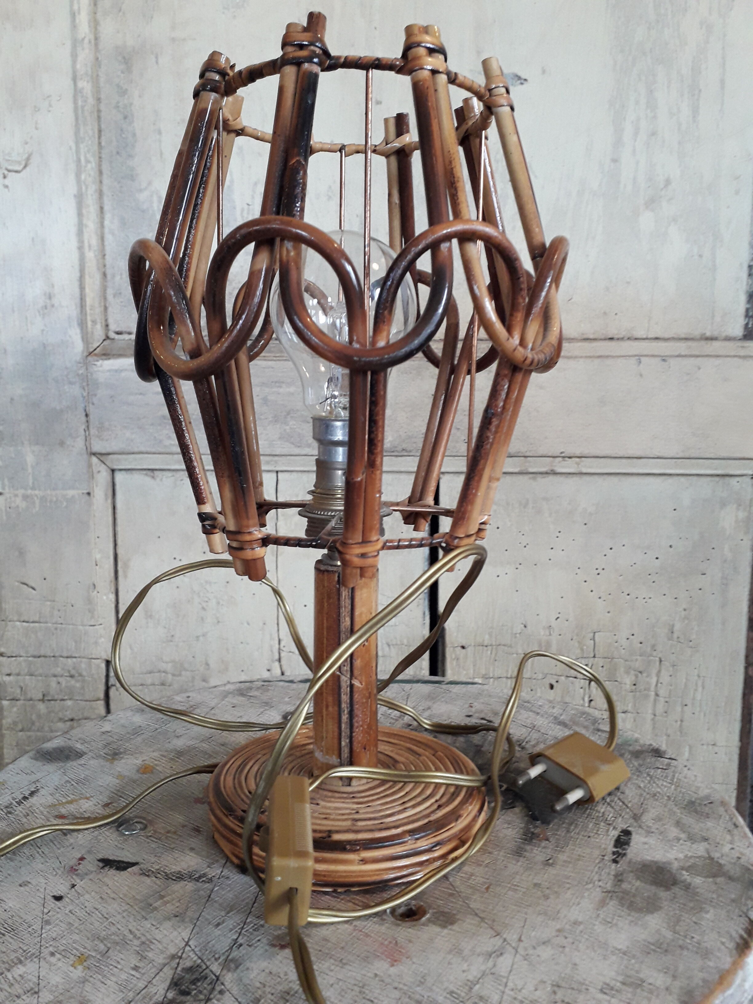 Table lamp rattan