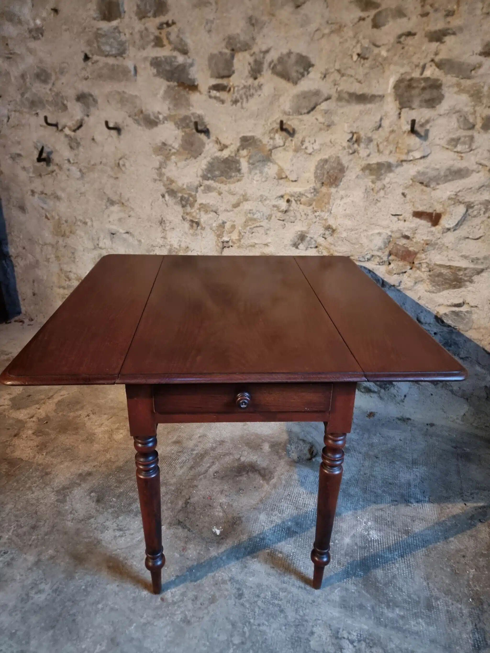 Antique English drop-leaf table in mahogany, late 19th century.
