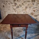 Antique English drop-leaf table in mahogany, late 19th century.