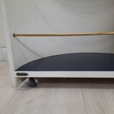 Armoire à barre vintage en forme de cylindre ouvrable, bois, laiton et verre.