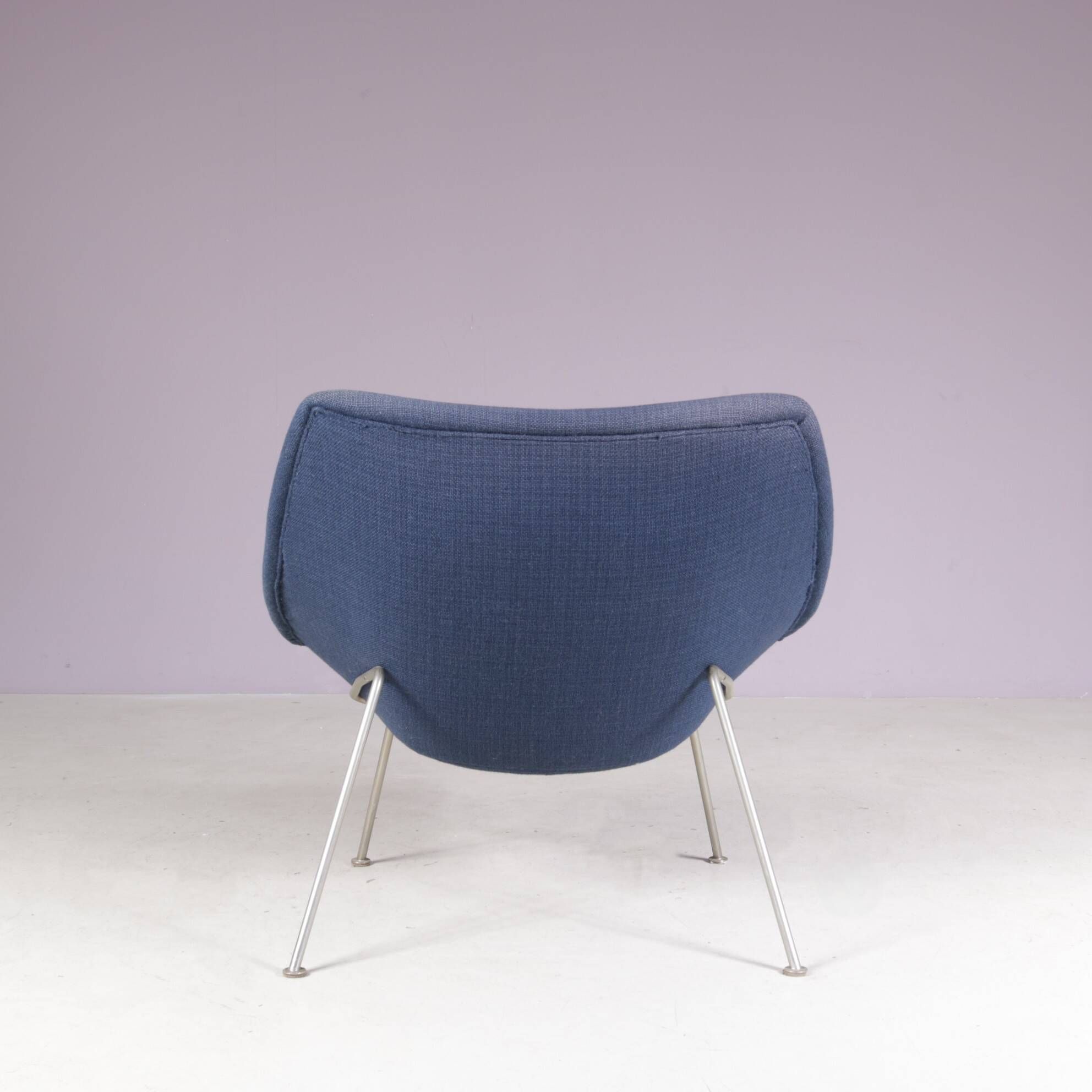 Fauteuil à huître pour femme des années 1950 sur base en chrome mat avec rembourrage bleu par