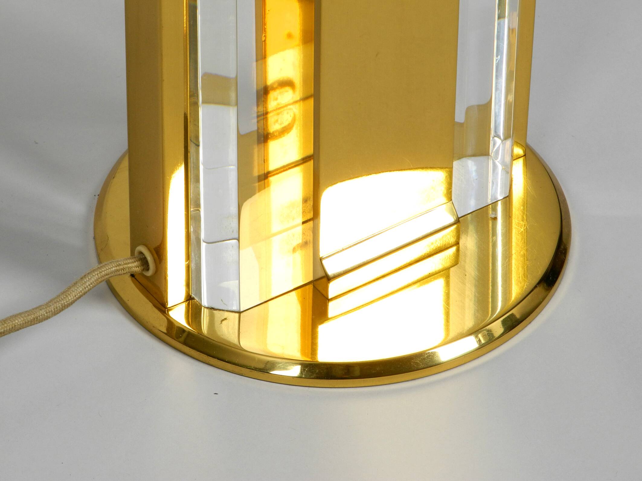 Lampe de table en verre et laiton XXL des années 1970 de la collection Vereinigte Werkstätten.