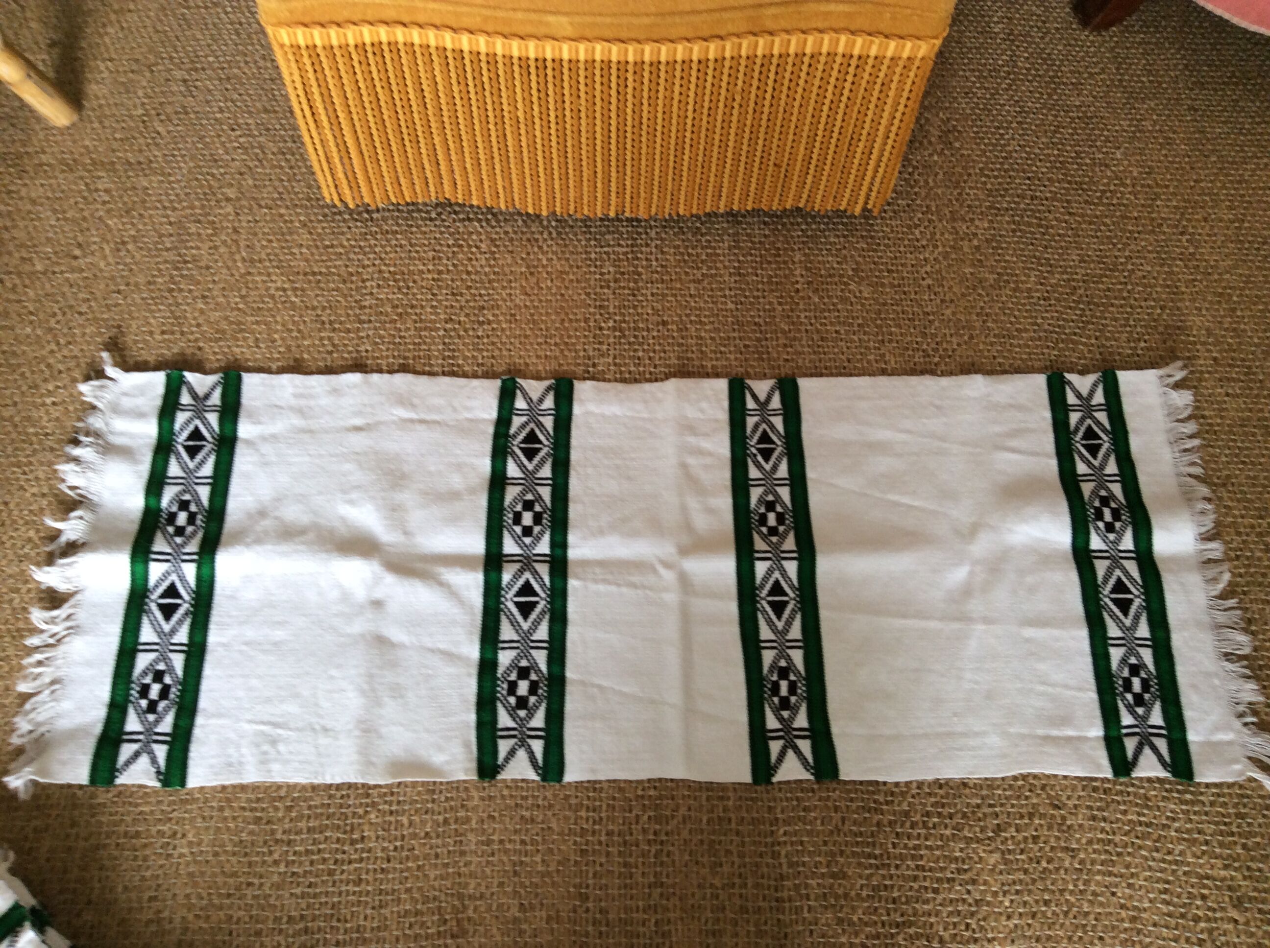 Set of 5 napkins and a table runner
