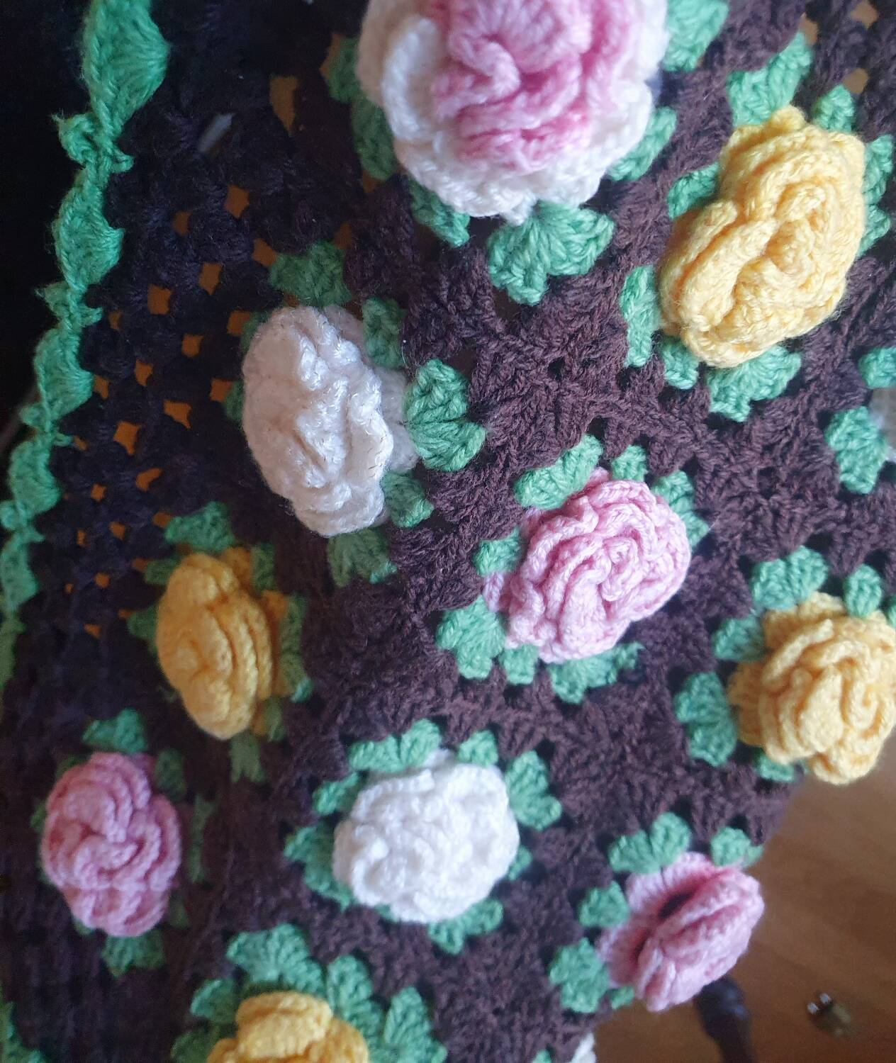 Set of 2 placemats in relief flowers crocheted vintage 70's hands