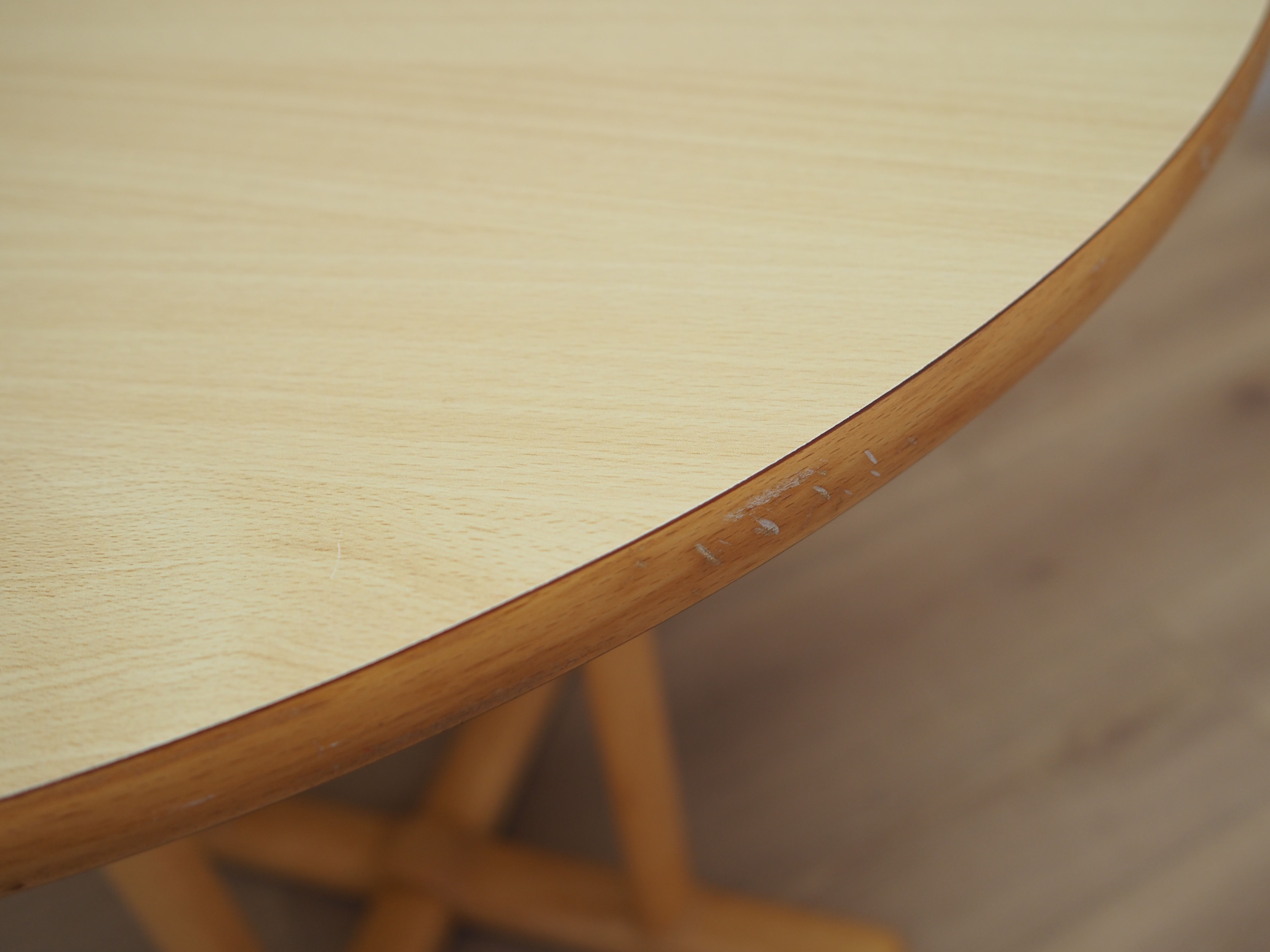 Table ronde en hêtre, design danois, années 1990, production: Danemark