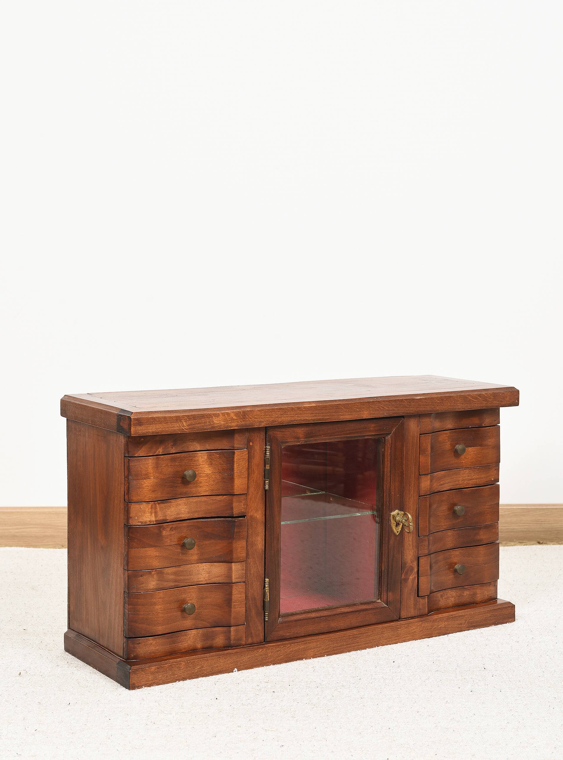 Meuble à bijoux avec 6 tiroirs et vitrine.