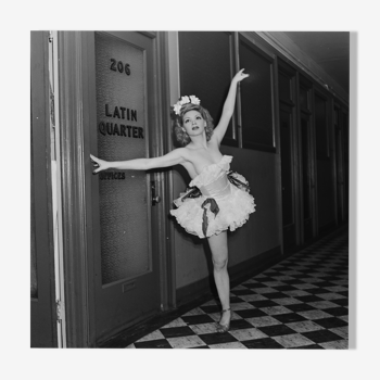 Tirage photo noir et blanc pinup danseuse femme papier baryté 300g format 40cmx40cm