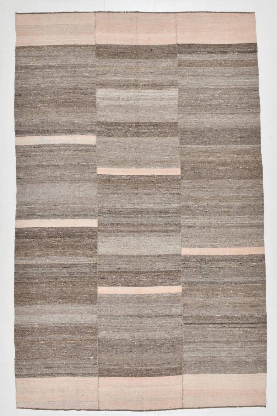 Tapis kilim vintage tons bruns et beige rosé, style minimal artisanal