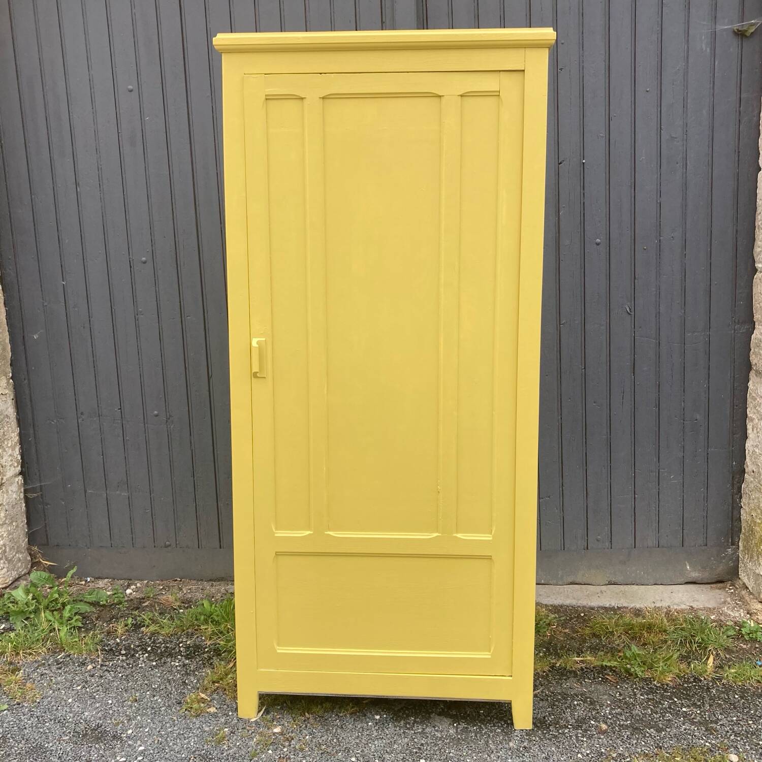 Simple yellow Parisian wardrobe