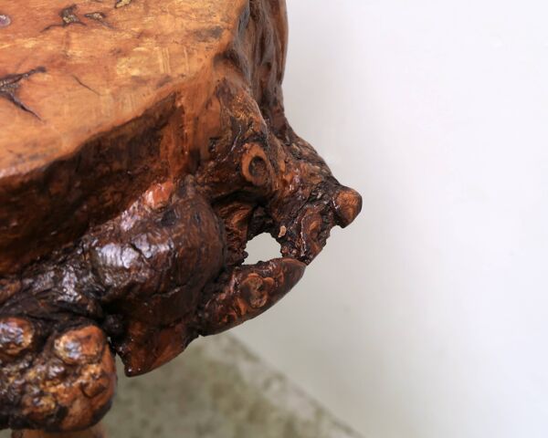 Table d'appoint brutaliste tripode en bois, années 50