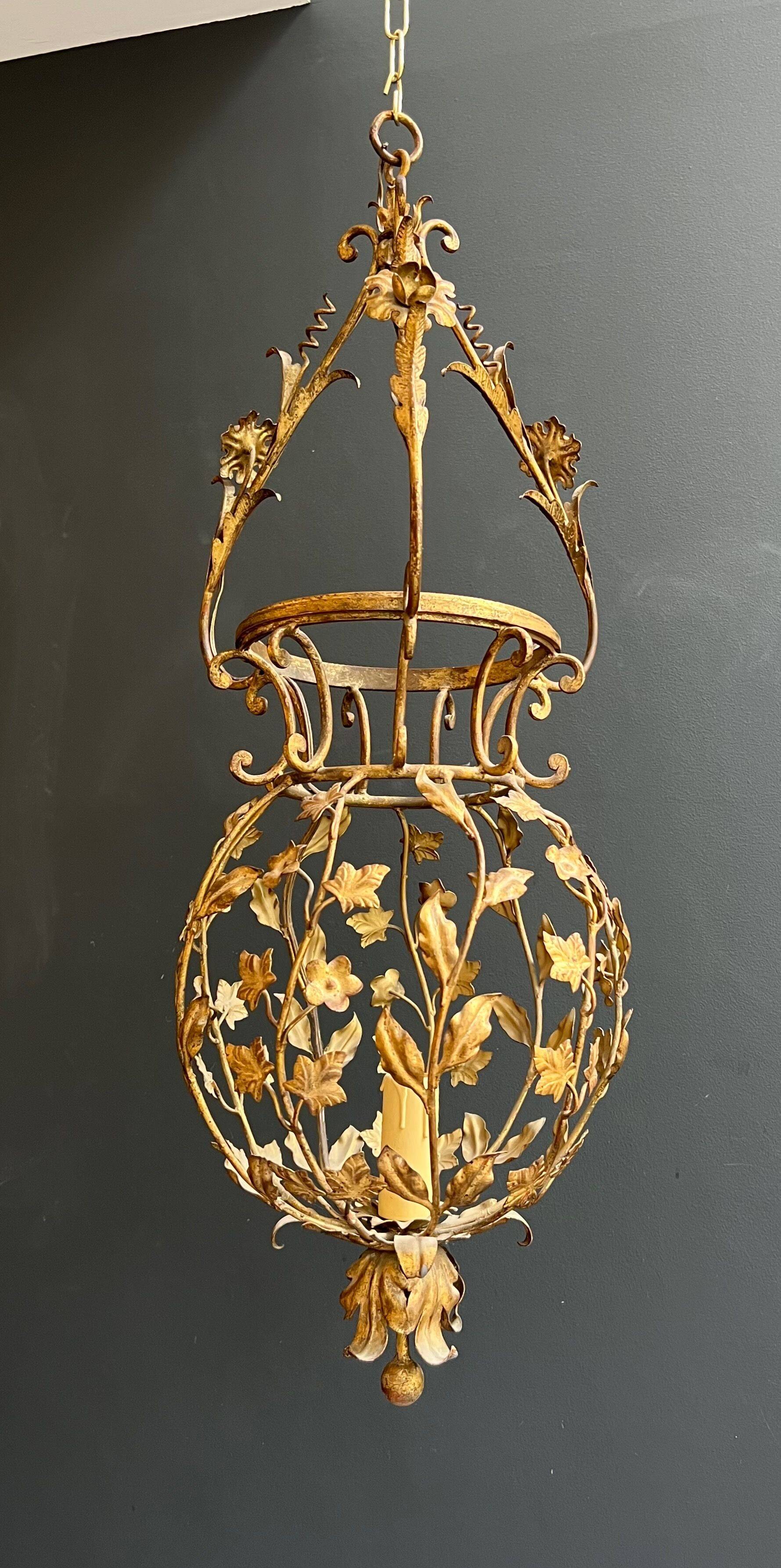 Important golden iron lantern with foliage decorations from the Baguès house.