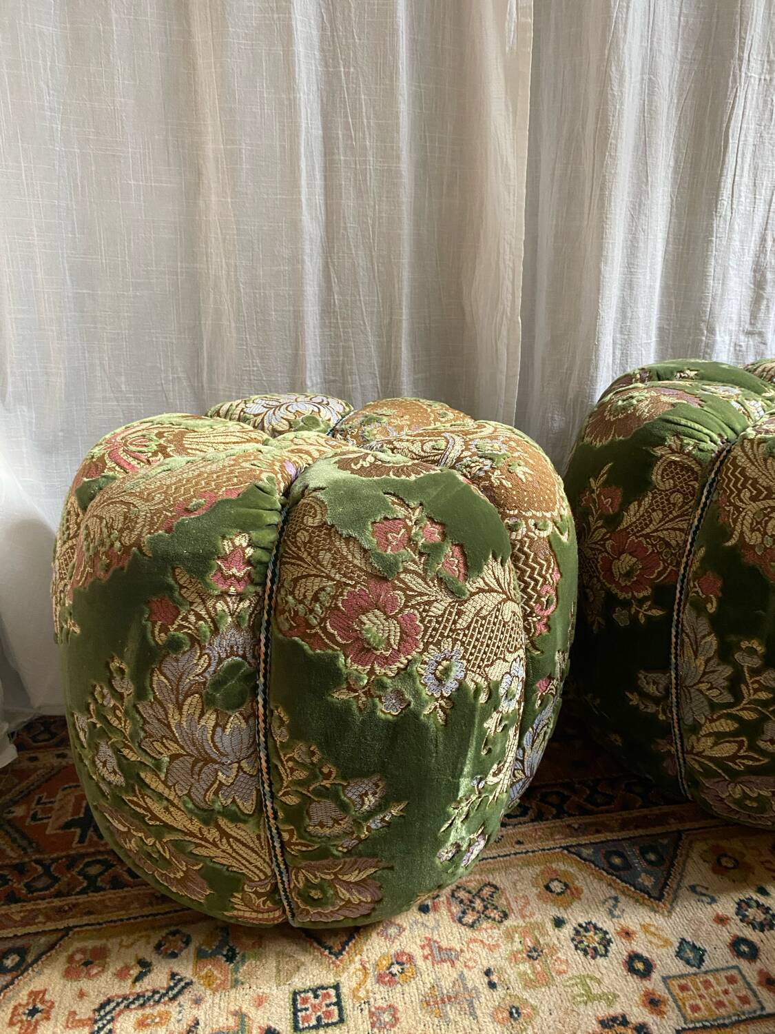 Duo de poufs en velours fleuri