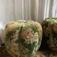 Duo de poufs en velours fleuri