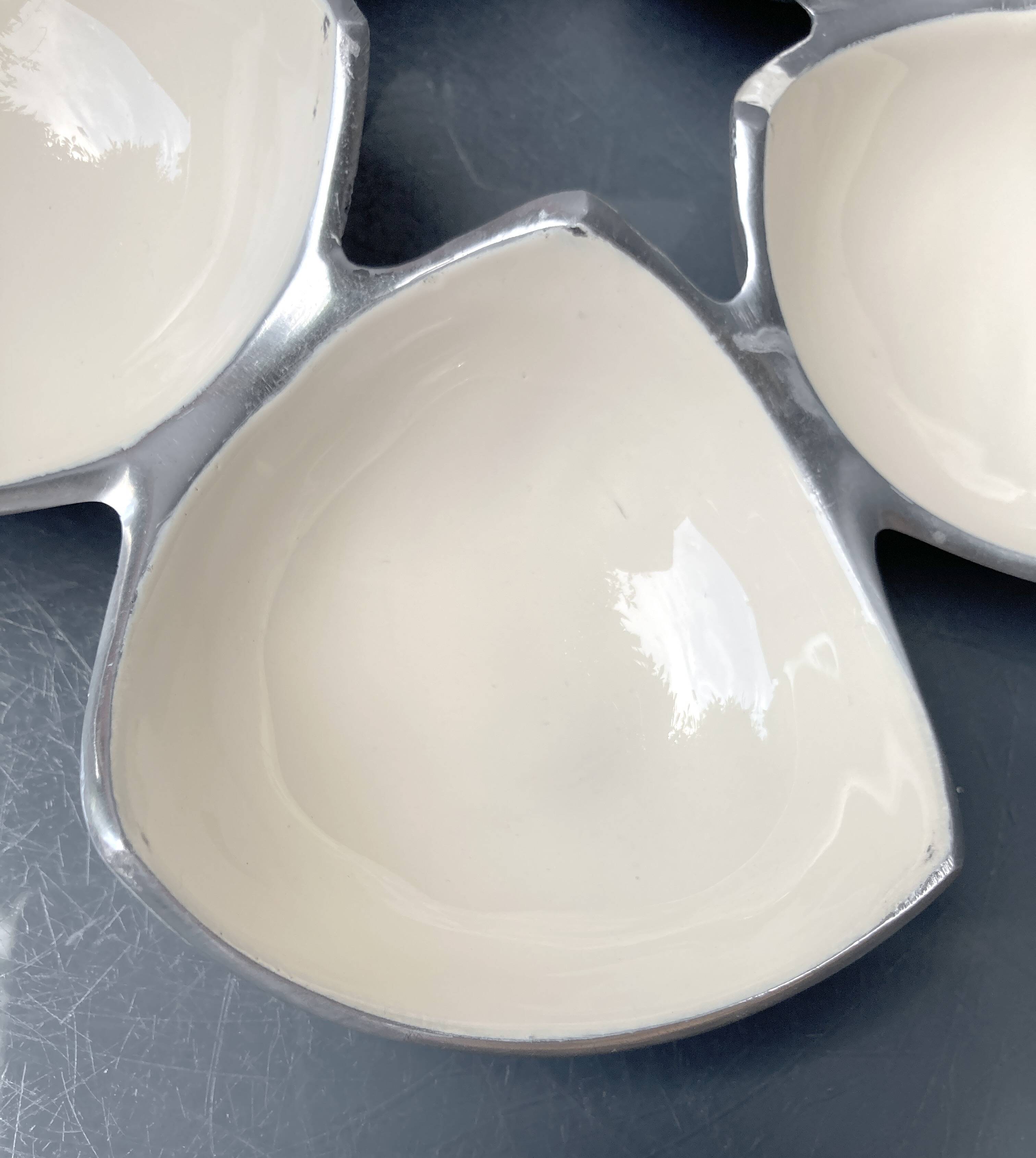 Ensemble de plats compartimentés en Inox Massif et émail écru