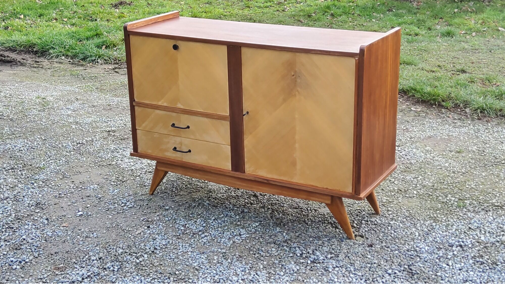 Enfilade of the 50s in oak and mahogany feet compass