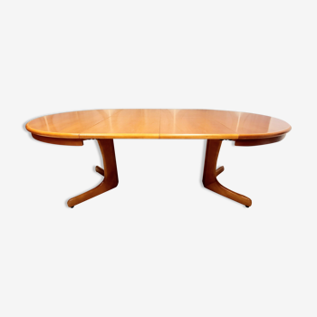 Extendable table with 2 plates