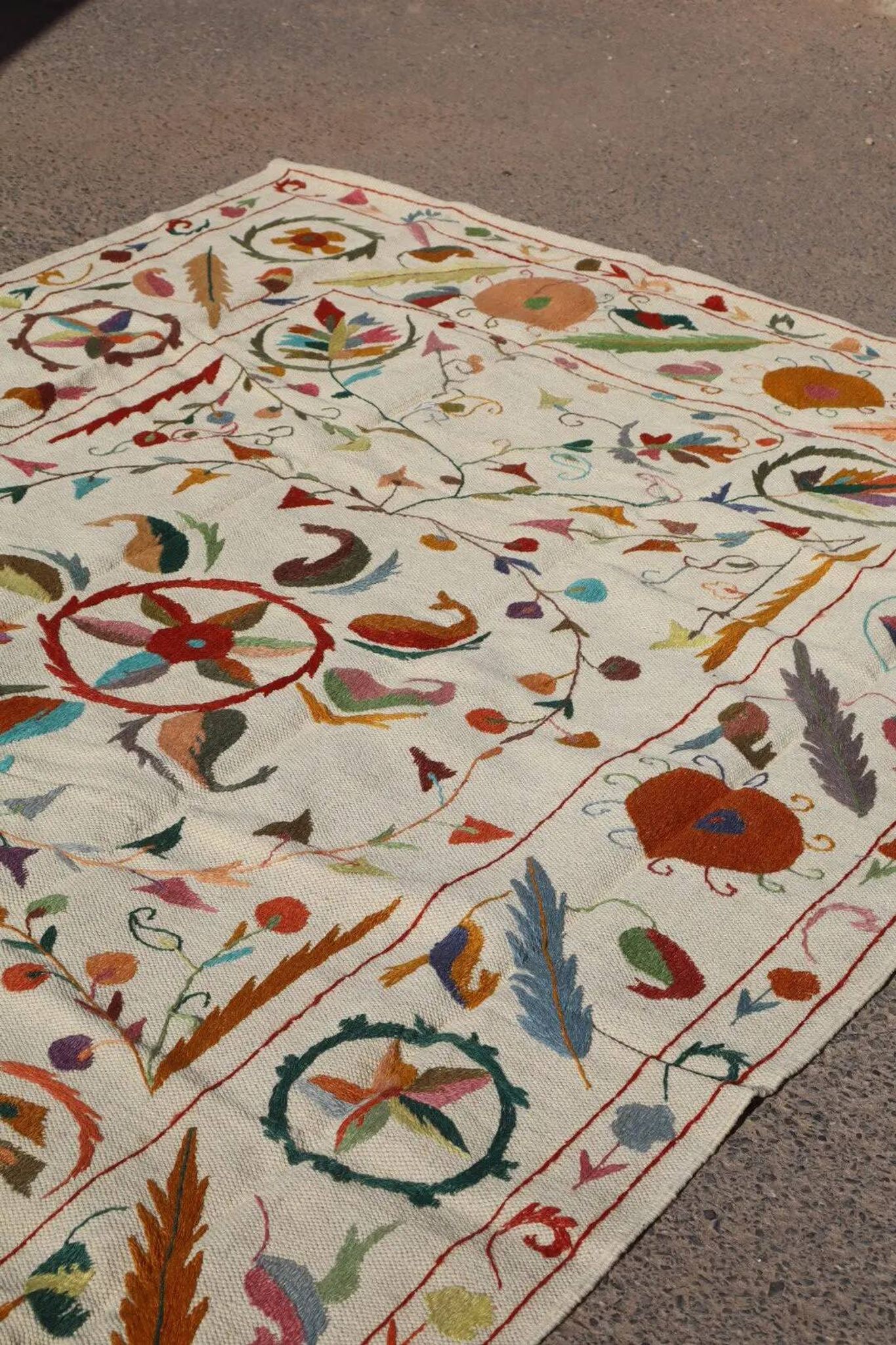 Multicoloured white kilim rug – 238 x 159 cm