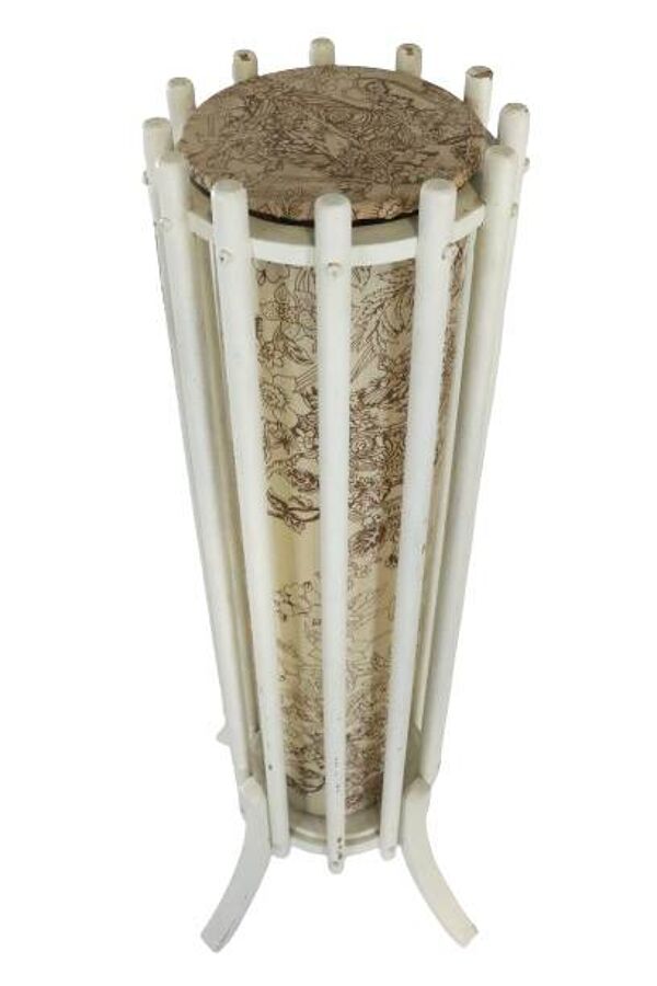 Lampadaire en bois laqué et tissu fleuri