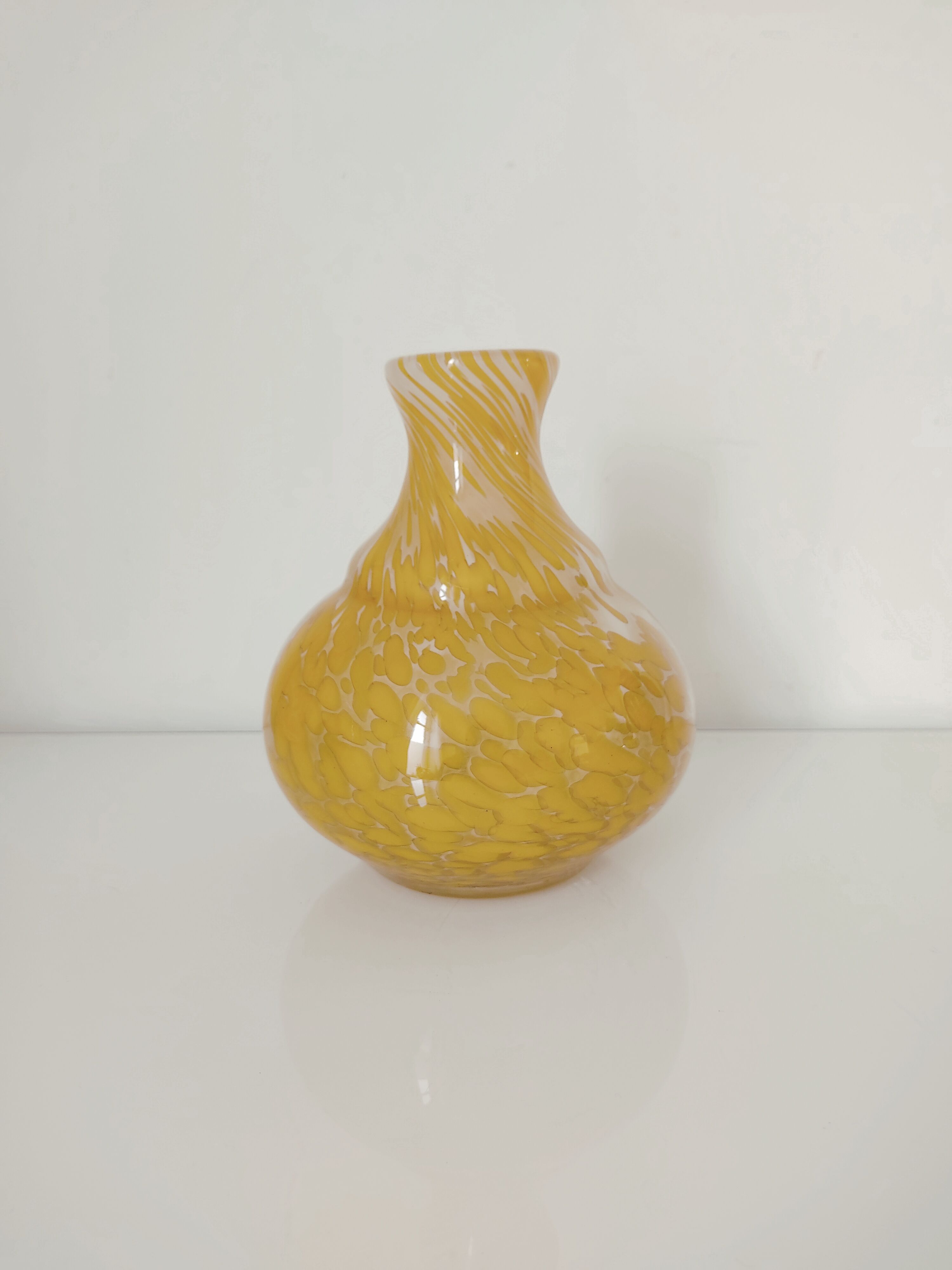 Verrerie vase orange moucheté